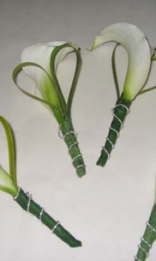 Calla Lily buttonholes with looped bear grass and silver wire trim