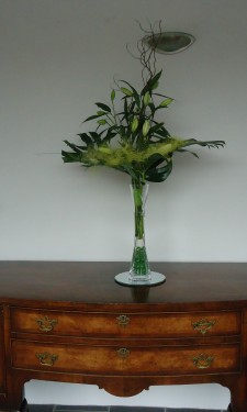 Asiactic lily, monstera leaf and sisal in lily vase with lights