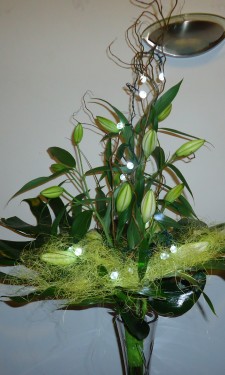 Asiactic lily, monstera leaf and sisal in lily vase with lights