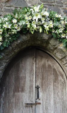 Arch of ivory lilies and chrysanthemums