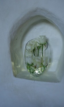 Ivory roses in a glass vase